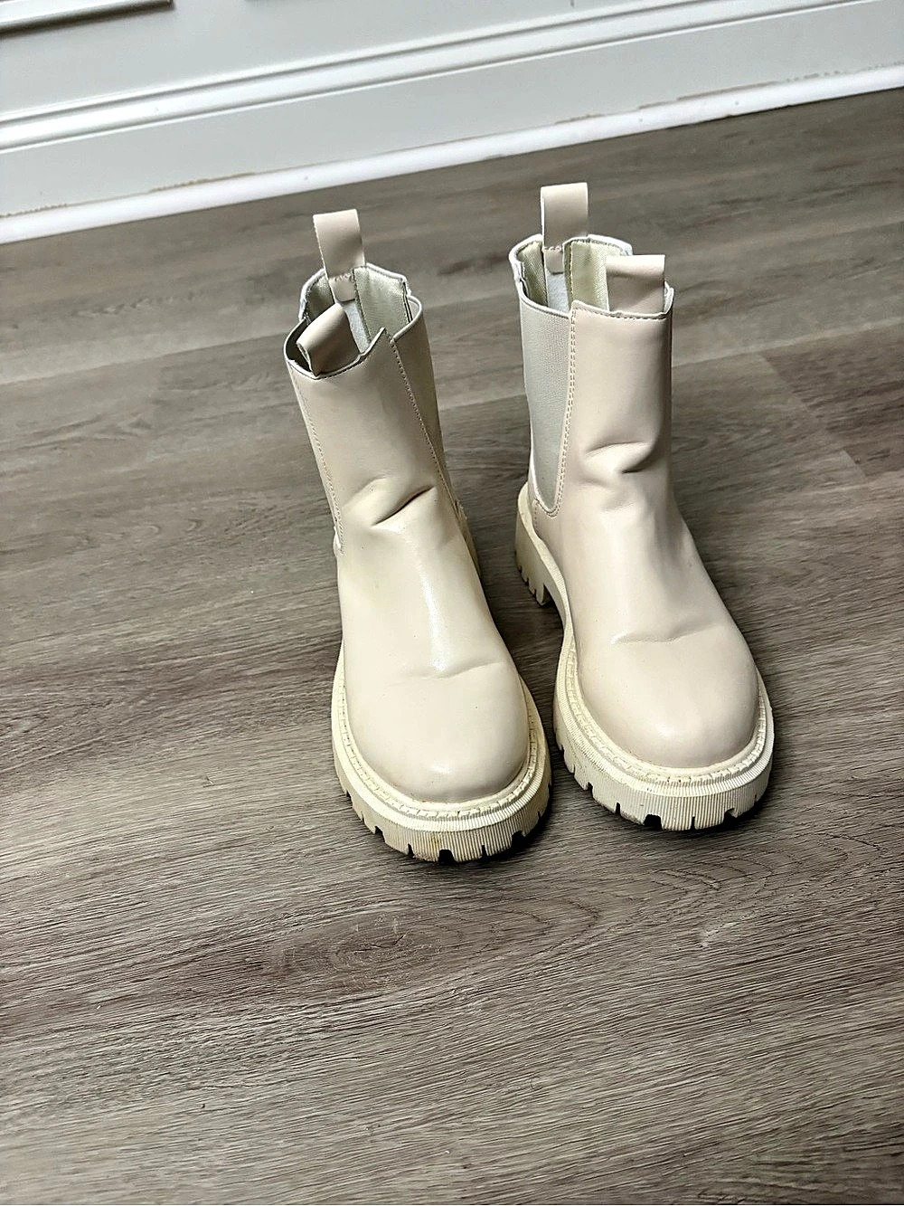 Women's Platform Chelsea Boots in White Like New
